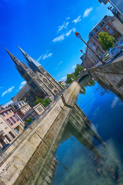 Muat turun percuma Church Reflection Water - foto atau gambar percuma untuk diedit dengan editor imej dalam talian GIMP