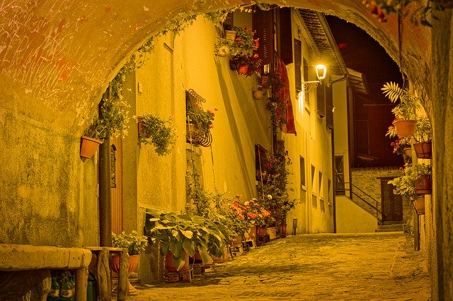 Descărcare gratuită City Evening Alley - fotografie sau imagini gratuite pentru a fi editate cu editorul de imagini online GIMP