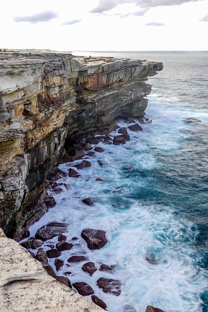 Bezpłatne pobieranie Cliff Edge Waves - bezpłatne zdjęcie lub obraz do edycji za pomocą internetowego edytora obrazów GIMP