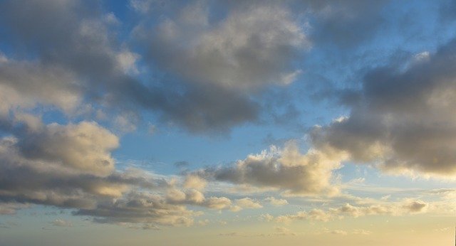 Unduh gratis Clouds Evening Sky - foto atau gambar gratis untuk diedit dengan editor gambar online GIMP