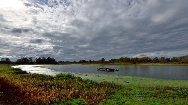 Unduh gratis Clouds Green Landscape - foto atau gambar gratis untuk diedit dengan editor gambar online GIMP