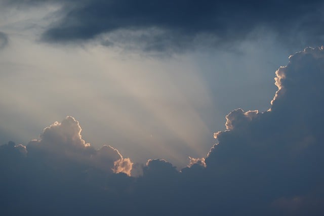 Téléchargement gratuit d'une image gratuite de nuages, ciel clair, un rayon de lumière à modifier avec l'éditeur d'images en ligne gratuit GIMP