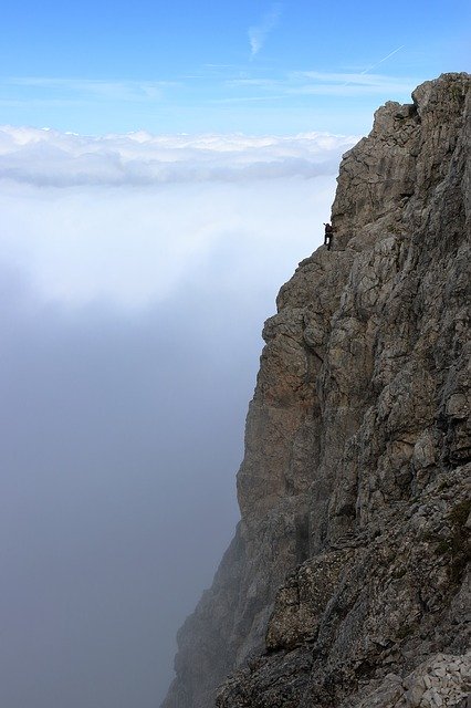 Muat turun percuma Clouds Rock Climber - foto atau gambar percuma untuk diedit dengan editor imej dalam talian GIMP