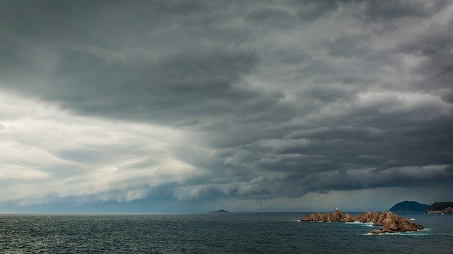 Bezpłatne pobieranie Clouds Rocks Storm - darmowe zdjęcie lub obraz do edycji za pomocą internetowego edytora obrazów GIMP