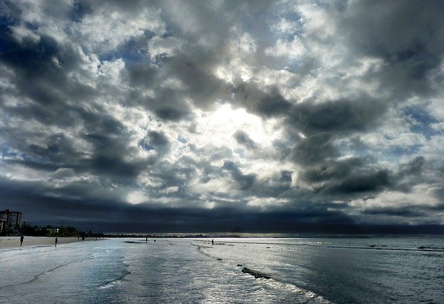 Безкоштовно завантажте Clouds Sea Storm — безкоштовну фотографію чи зображення для редагування за допомогою онлайн-редактора зображень GIMP