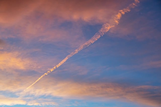 Download gratuito nuvole tramonto aereo scia meteo foto gratis da modificare con l'editor di immagini online gratuito di GIMP