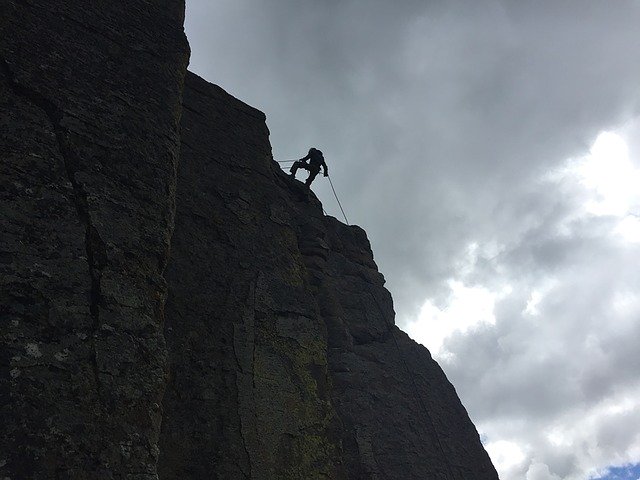 Kostenloser Download Cloudy Rock Rappelling - kostenloses Foto oder Bild zur Bearbeitung mit GIMP Online-Bildbearbeitung