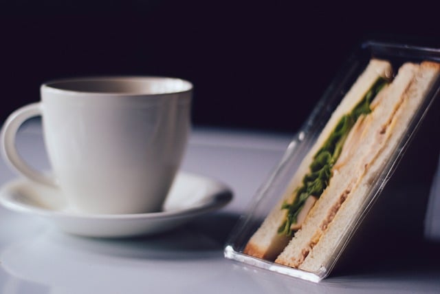 Bezpłatne pobieranie bezpłatnego zdjęcia miski do kawy, napoju, chleba kanapkowego do edycji za pomocą bezpłatnego edytora obrazów online GIMP