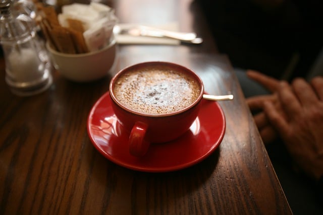 Бесплатно скачать чашку кофе капучино красную чашку бесплатное изображение для редактирования с помощью бесплатного онлайн-редактора изображений GIMP