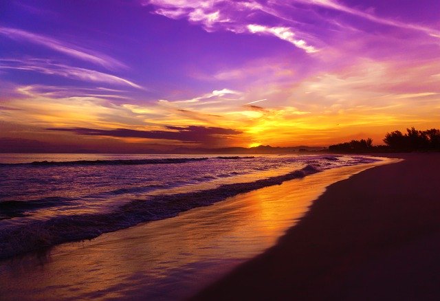Descărcare gratuită Colorful Sunset Beach - fotografie sau imagini gratuite pentru a fi editate cu editorul de imagini online GIMP