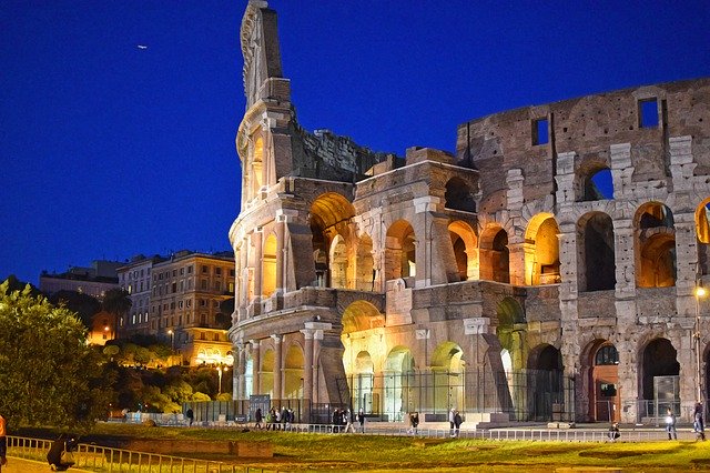 Безкоштовно завантажити Colosseum Rome At Night City - безкоштовне фото або зображення для редагування за допомогою онлайн-редактора зображень GIMP