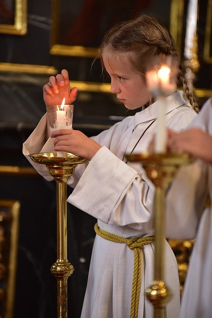 Gratis download Corpus Christi Ministrantin Candle - gratis foto of afbeelding om te bewerken met GIMP online afbeeldingseditor