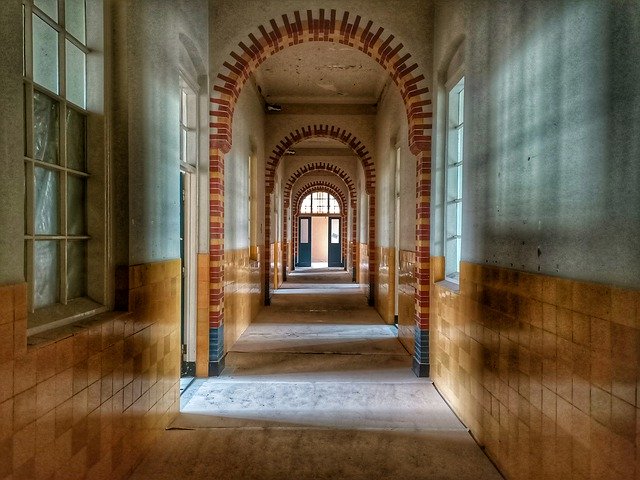 Muat turun percuma Corridor Abandoned Old Church - foto atau gambar percuma untuk diedit dengan editor imej dalam talian GIMP