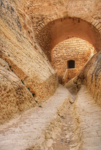 Unduh gratis Corridor Castillo Tunnel - foto atau gambar gratis untuk diedit dengan editor gambar online GIMP