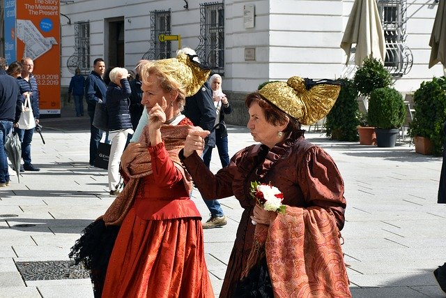 Descărcare gratuită Costume Tradition Strolling - fotografie sau imagini gratuite pentru a fi editate cu editorul de imagini online GIMP