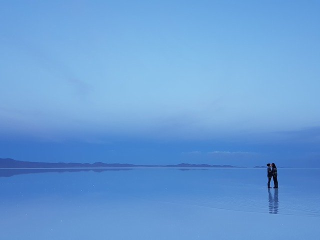 قم بتنزيل Couples Kiss Milk Teeth - صورة مجانية أو صورة ليتم تحريرها باستخدام محرر الصور عبر الإنترنت GIMP