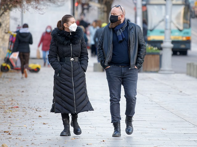 máscaras de pareja caminando por la calle de OffiDocs para