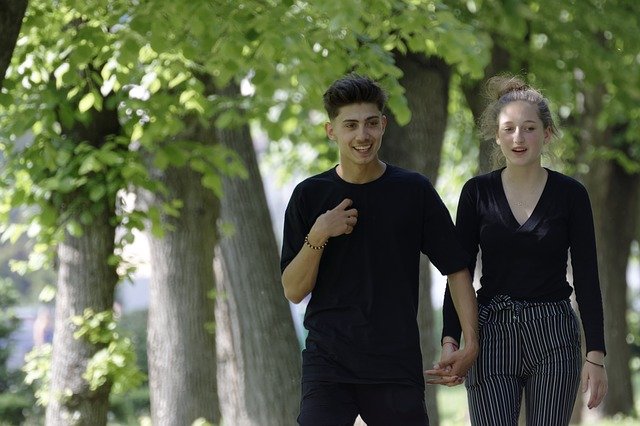 Elle Çift Gençleri ücretsiz indirin - GIMP çevrimiçi resim düzenleyici ile düzenlenecek ücretsiz fotoğraf veya resim