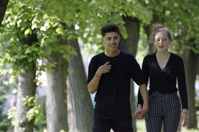 Безкоштовно завантажити Couple Young People By Hand - безкоштовне фото або зображення для редагування за допомогою онлайн-редактора зображень GIMP