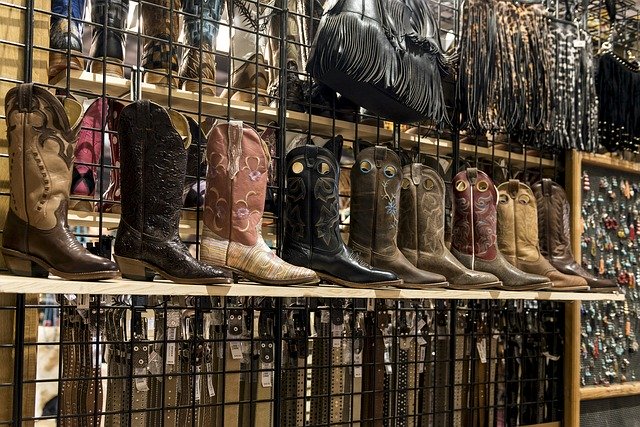 Modèle de photo gratuit à télécharger gratuitement Cowboy Boots Shelves Styles à éditer avec l'éditeur d'images en ligne GIMP