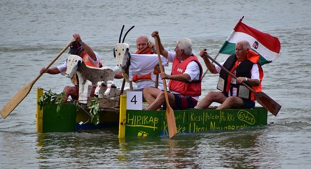 Безкоштовно завантажте Crazy Boat Fun River - безкоштовне фото або зображення для редагування в онлайн-редакторі зображень GIMP