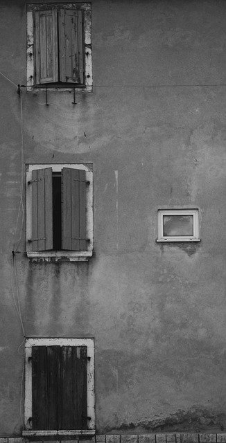 Descărcare gratuită Croatia Window Shutters Black And - fotografie sau imagini gratuite pentru a fi editate cu editorul de imagini online GIMP