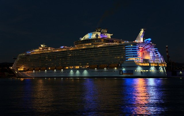 Descărcați gratuit șablonul foto gratuit Cruise Sea Ship Royal pentru a fi editat cu editorul de imagini online GIMP