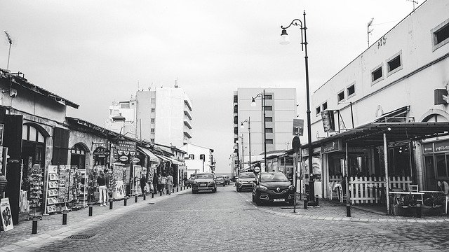 Bezpłatne pobieranie Cyprus Street Black And White - bezpłatne zdjęcie lub obraz do edycji za pomocą internetowego edytora obrazów GIMP