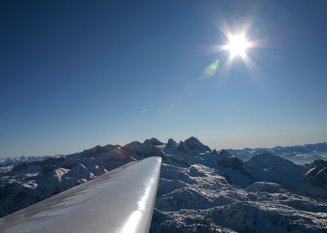 Descărcare gratuită Dachstein Gliding Aerial View - fotografie sau imagini gratuite pentru a fi editate cu editorul de imagini online GIMP