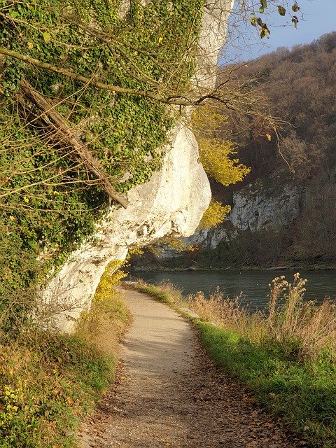 Téléchargement gratuit Danube Hiking Away - photo ou image gratuite et gratuite à modifier avec l'éditeur d'images en ligne GIMP