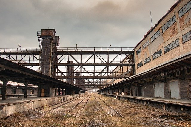 Téléchargement gratuit de Debris Train Building The - photo ou image gratuite à modifier avec l'éditeur d'images en ligne GIMP