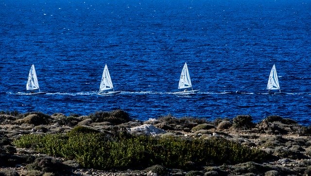 Descarga gratuita Dinghy Sailing Sea: foto o imagen gratuita para editar con el editor de imágenes en línea GIMP