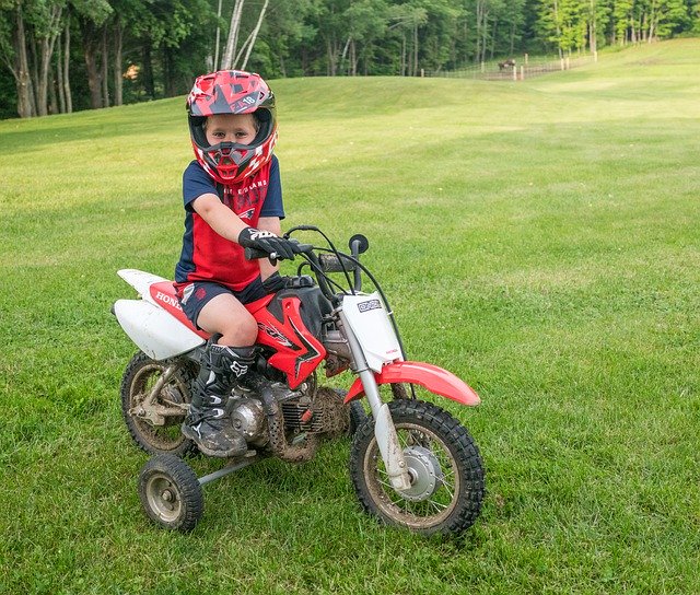 Muat turun percuma Dirt Bike Training Wheels Helmet - foto atau gambar percuma untuk diedit dengan editor imej dalam talian GIMP