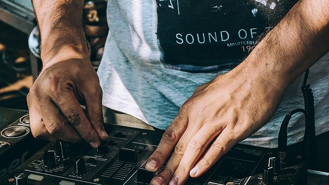 הורדה חינם של DJs מיקסר יד מוסיקה מסיבת סאונד תמונה בחינם לעריכה עם עורך תמונות מקוון בחינם של GIMP
