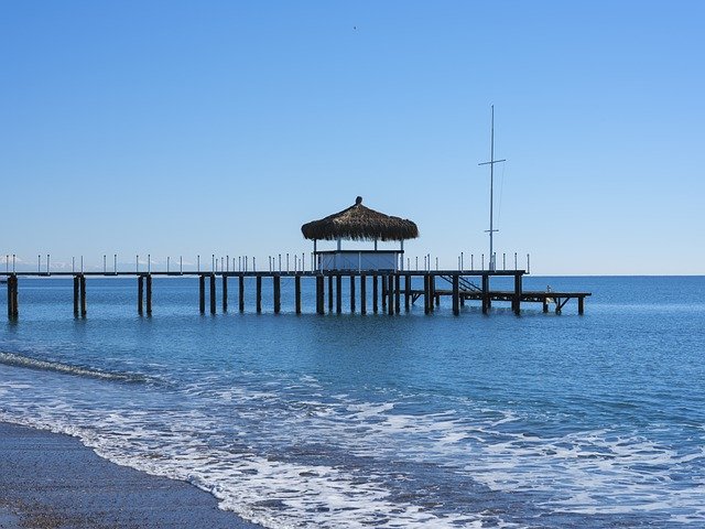 Bezpłatne pobieranie dock hotel resort morze wybrzeże ocean darmowe zdjęcie do edycji za pomocą bezpłatnego internetowego edytora obrazów GIMP