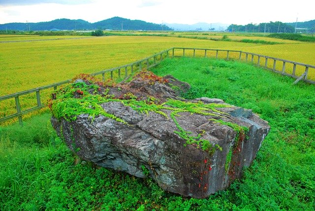 ดาวน์โหลดฟรี Dolmen Stone Age Plain - ภาพถ่ายหรือรูปภาพที่จะแก้ไขด้วยโปรแกรมแก้ไขรูปภาพออนไลน์ GIMP ได้ฟรี