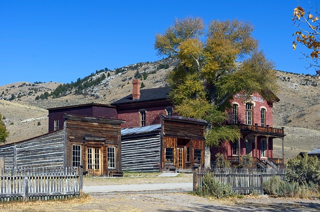 Unduh gratis templat foto gratis Downtown Bannack Buildings Hotel untuk diedit dengan editor gambar online GIMP