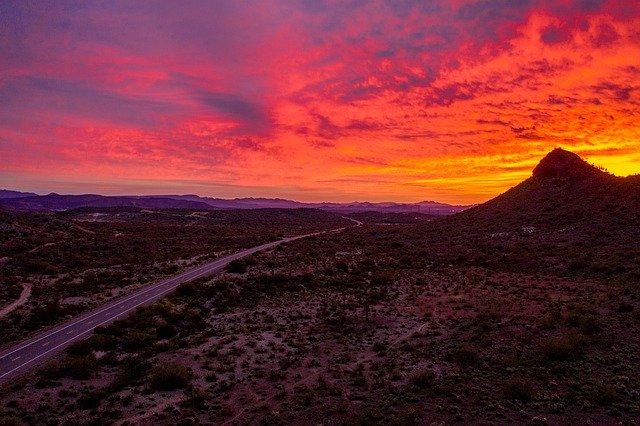הורדה חינם של Drone Mountain Sunset - תמונה או תמונה בחינם לעריכה עם עורך התמונות המקוון GIMP