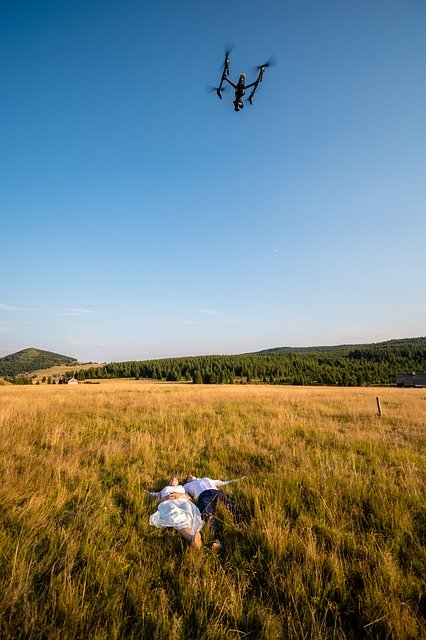 Descarga gratuita Drone Wedding Mountains: foto o imagen gratuita para editar con el editor de imágenes en línea GIMP