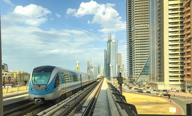Scarica gratis l'immagine gratuita dell'architettura della metropolitana del grattacielo di Dubai da modificare con l'editor di immagini online gratuito GIMP