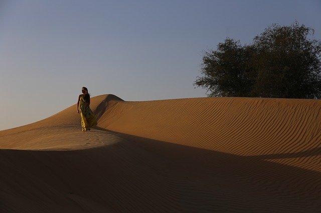 Download gratuito Dune Woman Sand - foto o immagine gratis da modificare con l'editor di immagini online di GIMP