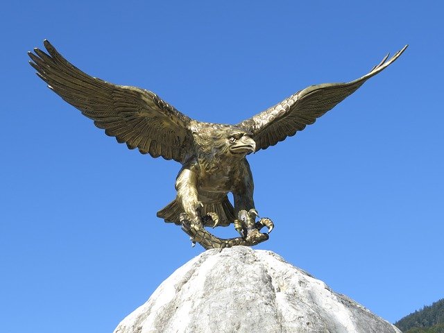 Descarga gratuita Eagle Sculpture Brass: foto o imagen gratuita para editar con el editor de imágenes en línea GIMP