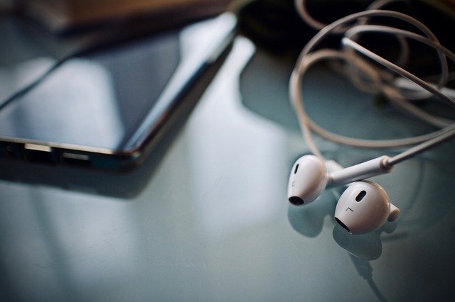Free download earphones headphones listening free picture to be edited with GIMP free online image editor