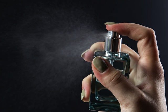 Free graphic eau de toilette perfume spray to be edited by GIMP free image editor by OffiDocs
