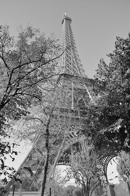 ดาวน์โหลดฟรี Eiffel Tower Photo Black White - รูปถ่ายหรือรูปภาพฟรีที่จะแก้ไขด้วยโปรแกรมแก้ไขรูปภาพออนไลน์ GIMP