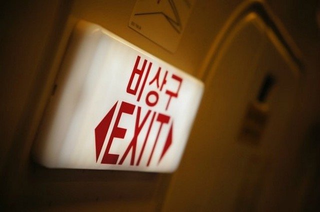 Descărcare gratuită Emergency Exit - fotografie sau imagine gratuită pentru a fi editată cu editorul de imagini online GIMP