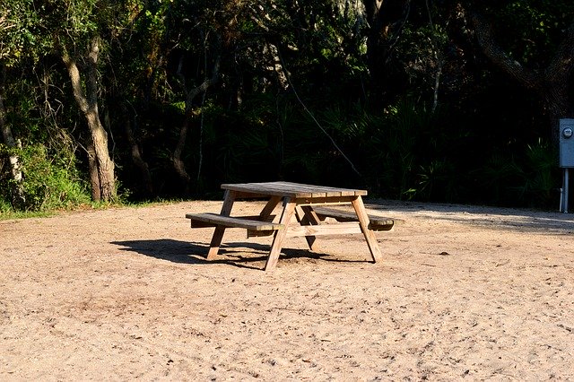 تنزيل مجاني Empty Picnic Table Nobody Camp - صورة مجانية أو صورة يتم تحريرها باستخدام محرر الصور عبر الإنترنت GIMP