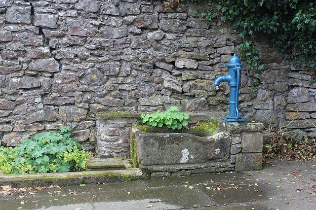 Téléchargement gratuit de la pompe à eau du village anglais - photo ou image gratuite à éditer avec l'éditeur d'images en ligne GIMP