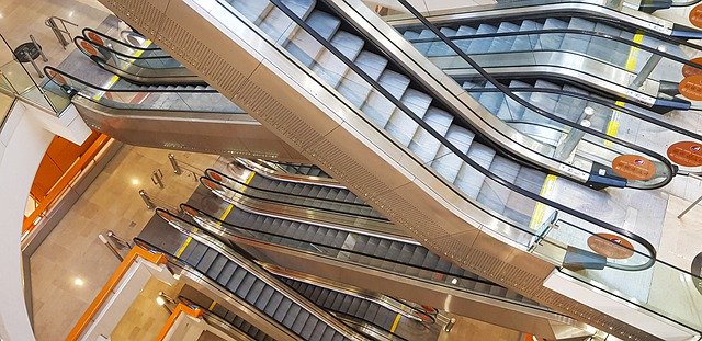 Descărcare gratuită Escalator Upward Upstairs - fotografie sau imagini gratuite pentru a fi editate cu editorul de imagini online GIMP