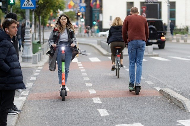 Бесплатно скачать e scooter street city city woman бесплатное изображение для редактирования с помощью бесплатного онлайн-редактора изображений GIMP